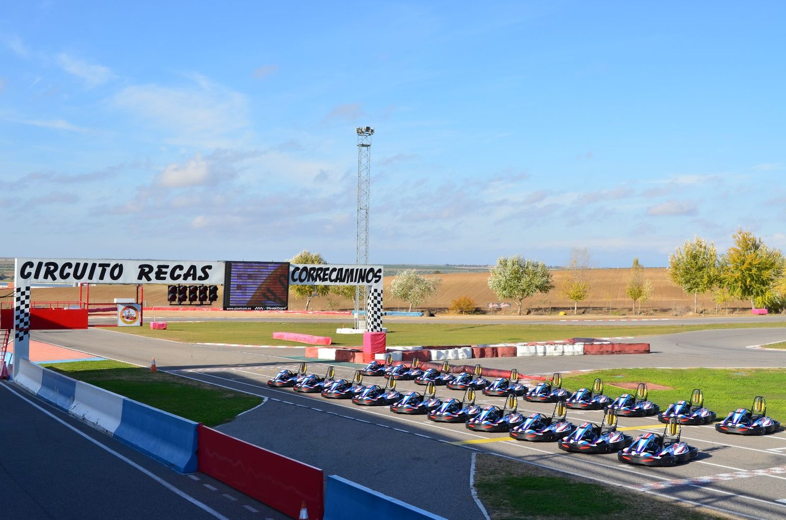 Karts de alquiler listos en la parrilla