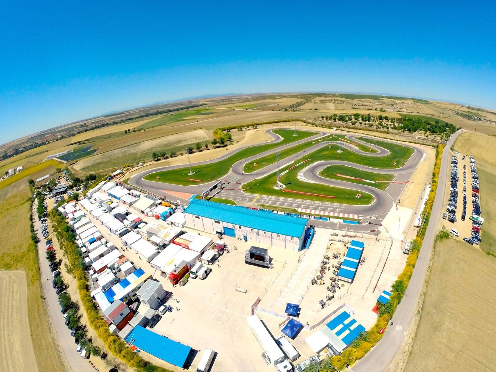 Karts de competición en parrilla