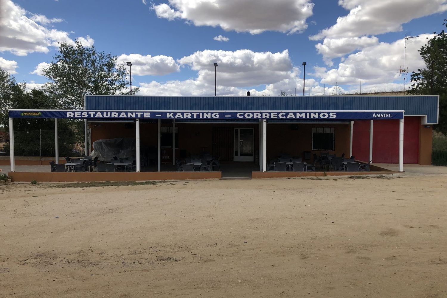 Fachada y terraza del Restaurante Correcaminos